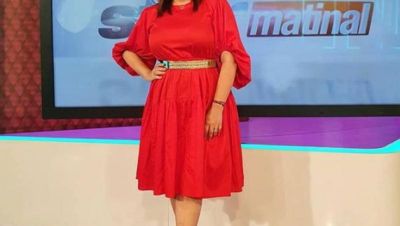 Oana Roman, purtând o rochie roșie la Antena Stars