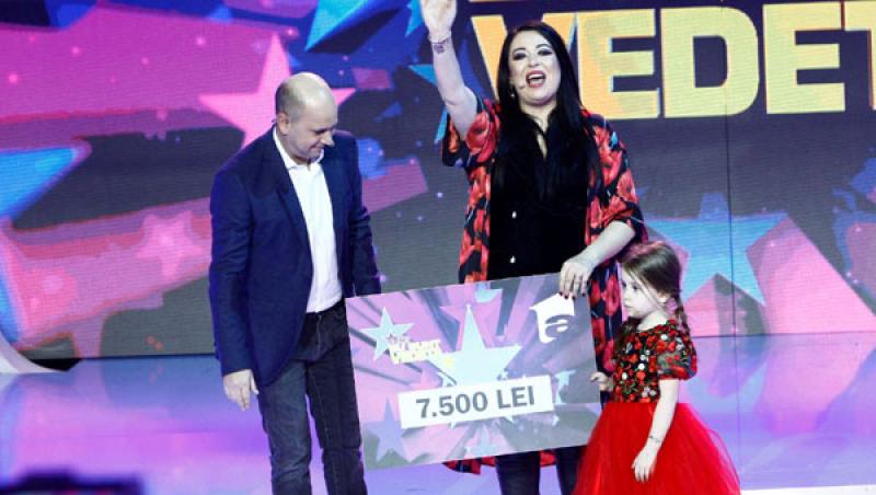 Oana Roman, câștigând premiul emisiunii Aici eu sunt vedeta, cu fetița ei Isabela