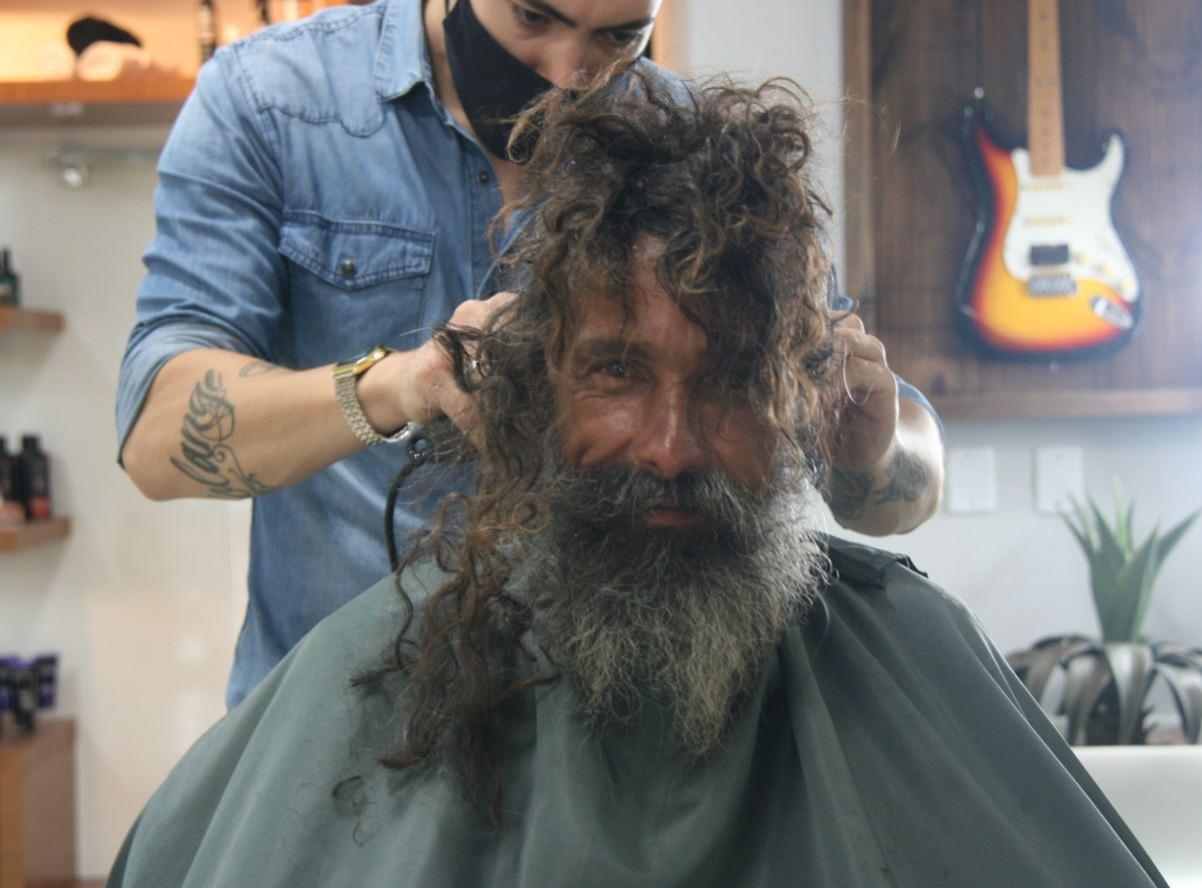 Transformarea prin care a trecut un om al străzii. Ce s-a &icirc;nt&acirc;mplat după ce a fost tuns, bărbierit și &icirc;mbrăcat &icirc;n haine noi