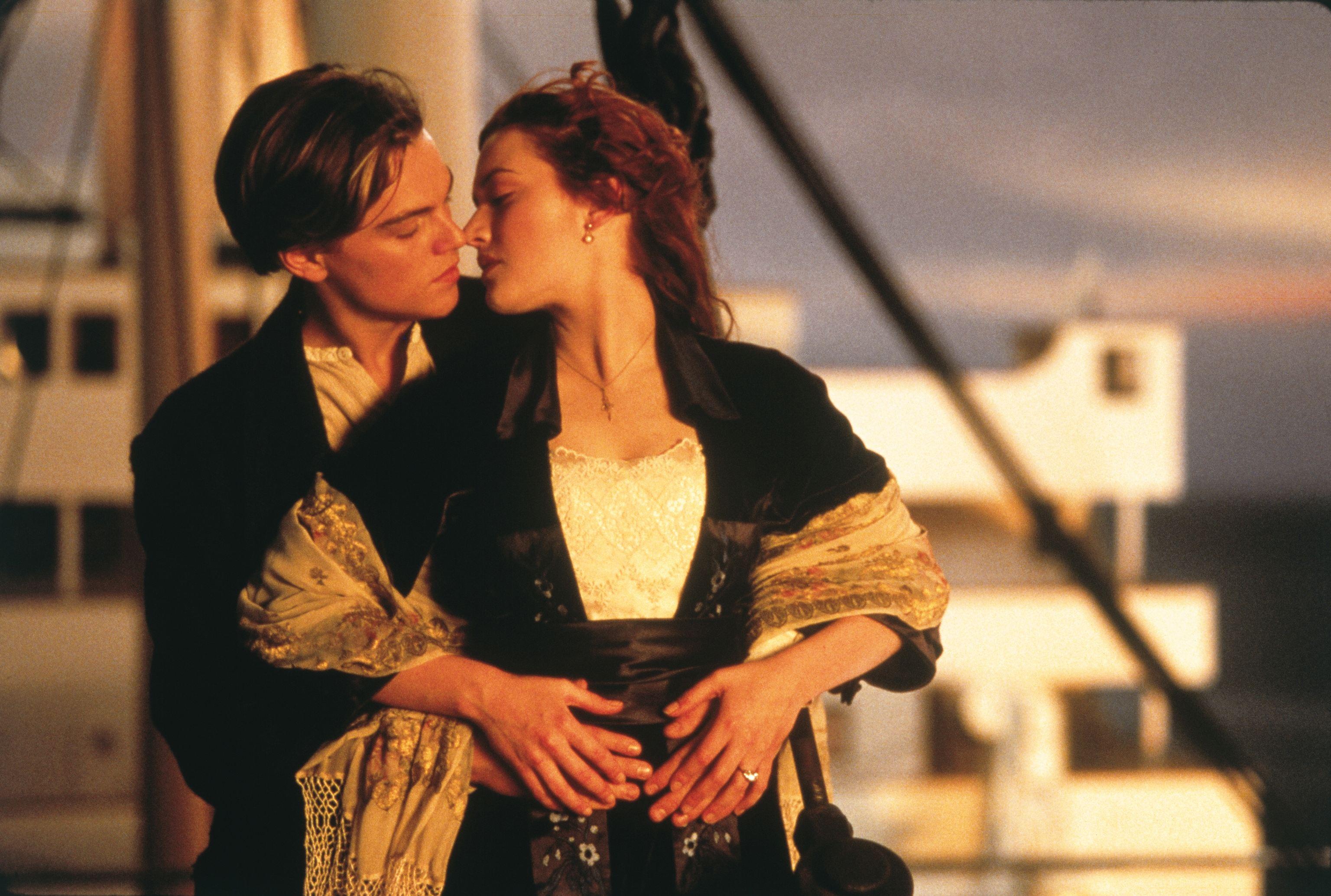 Kate Winslet (Rose) și Leonardo DiCaprio (Jack) în Titanic (1997)