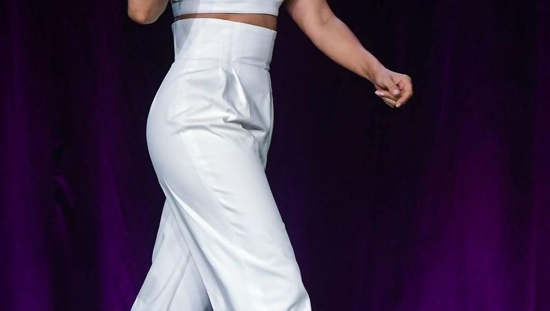Jennifer Lopez, rochie imperială de Crăciun. Cum s-a îmbrăcat una dintre cele mai celebre artiste din lume la ceas de sărbătoare