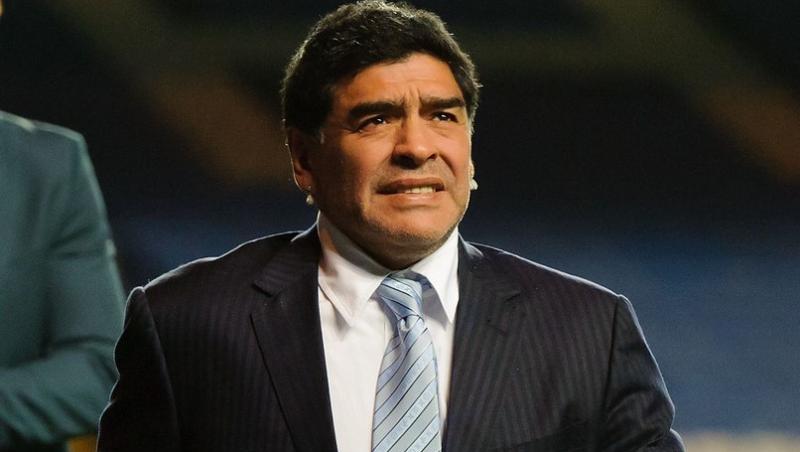 diego Maradona imbracat la costum pe terenul de fotbal