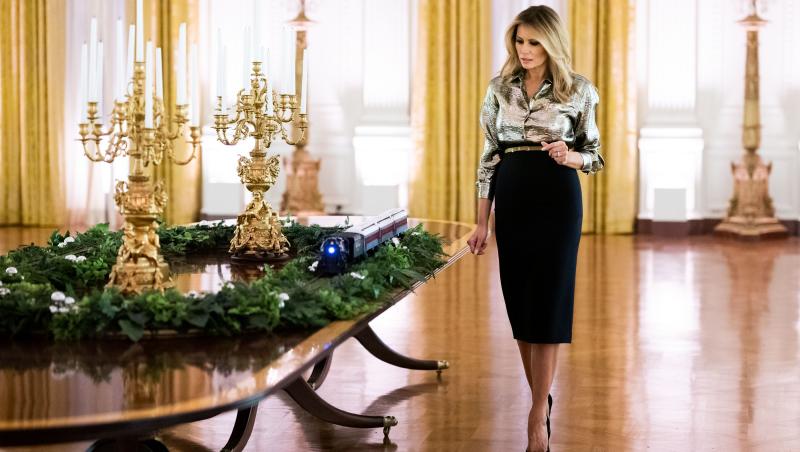 Melania Trump, purtând o fustă neagrră , la Casa Albă