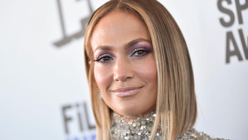 Jennifer Lopez, cu posteriorul la vedere într-o pereche transparentă de colanți. Iluzia optică care a încins imaginația
