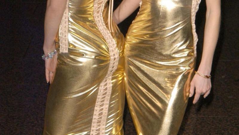 Cheeky Girls, in floarea carierei, in timp ce pozeaza imbracate in rochii aurii