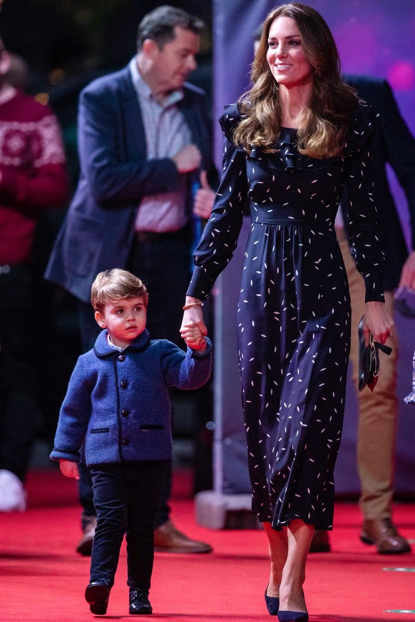 Printul Louis cu mama sa, Kate Middleton, in timp ce merg pe covorul rosu