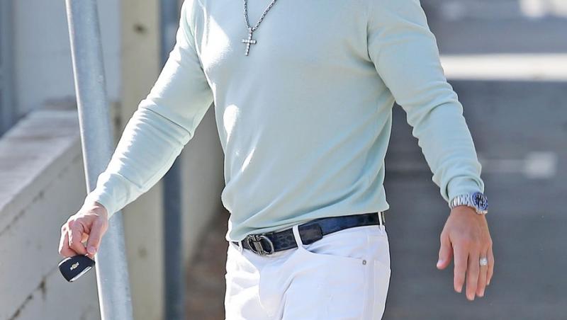 Mark Wahlberg, suprins de paparazzi la plimbare pe plajă