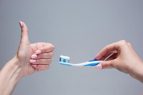 De ce își pune toată lumea de pe TikTok pastă de dinți pe unghii. E cea mai nouă provocare de pe rețelele de socializare
