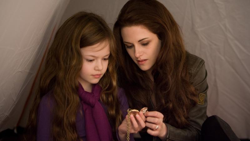 Fiica lui Edward și a Bellei din Twilight, la filmările pentru Saga Amurg