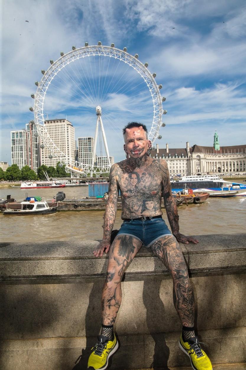 Rolf Buchholz, in vacanta, fara tricou si cu o pereche de pantaloni scurti care-i lasa la vedere tatuajele