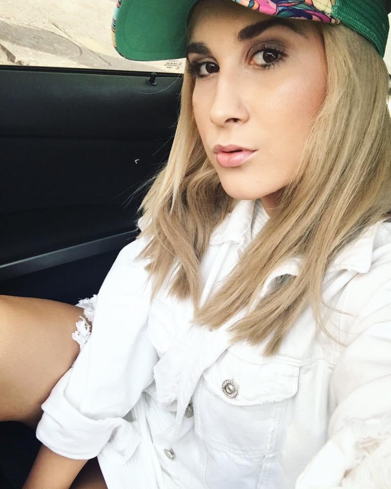 Adda și-a făcut un selfie în mașină, în timp ce purta bluză albă și șapcă
