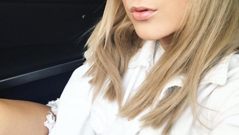 Adda și-a făcut un selfie în mașină, în timp ce purta bluză albă și șapcă
