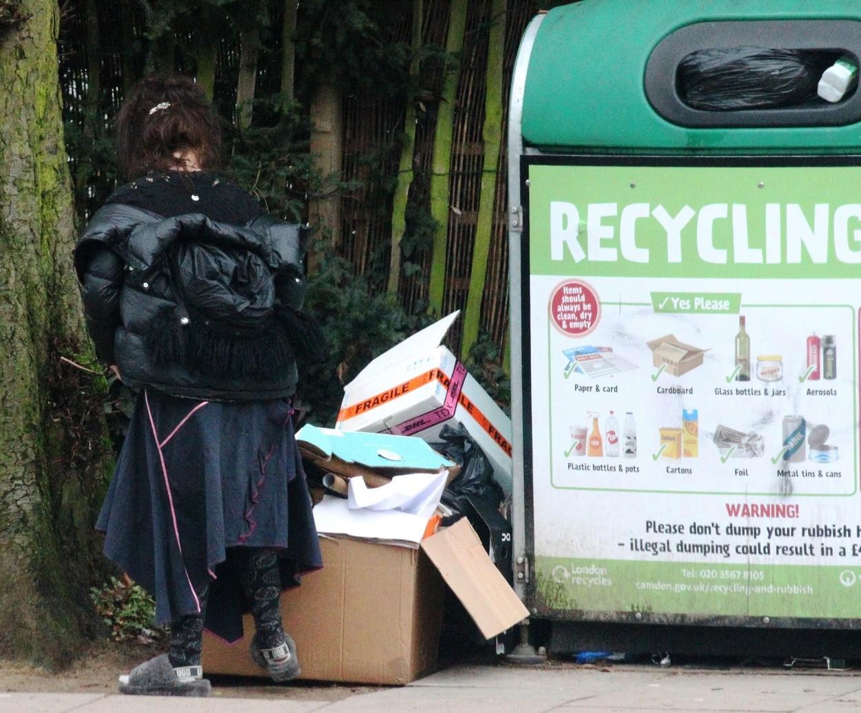 Helena Bonham Carter, neîngrijită, la un centru de reciclare, alături de o prietenă
