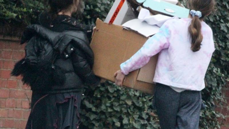 Actrița Helena Bonham Carter a fost recent surprinsă de paparazzi la un centru de reciclare