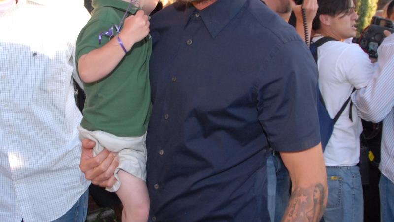 David Beckham a fost fotografiat adesea ținând copiii în brațe