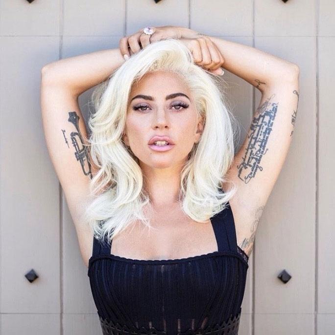 Lady Gaga își etalează tatuajele de pe brațe