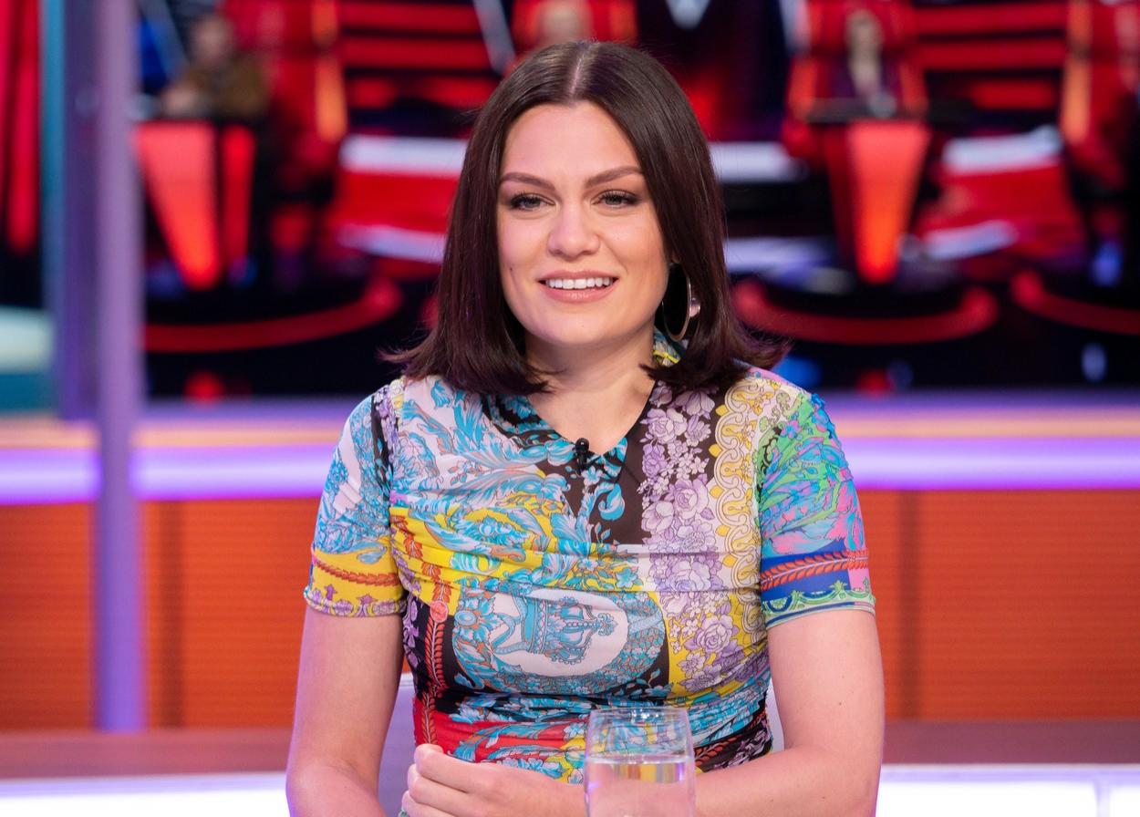 Jessie J, în platoul unei emisiuni tv, la Londra, fotografiată în timp ce vorbește cu prezentatorii