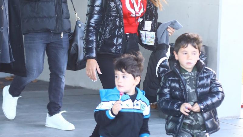 Îmbrăcați lejer, Messi și Antonela nu i-au scăpat nicio clipă pe cei mici din priviri