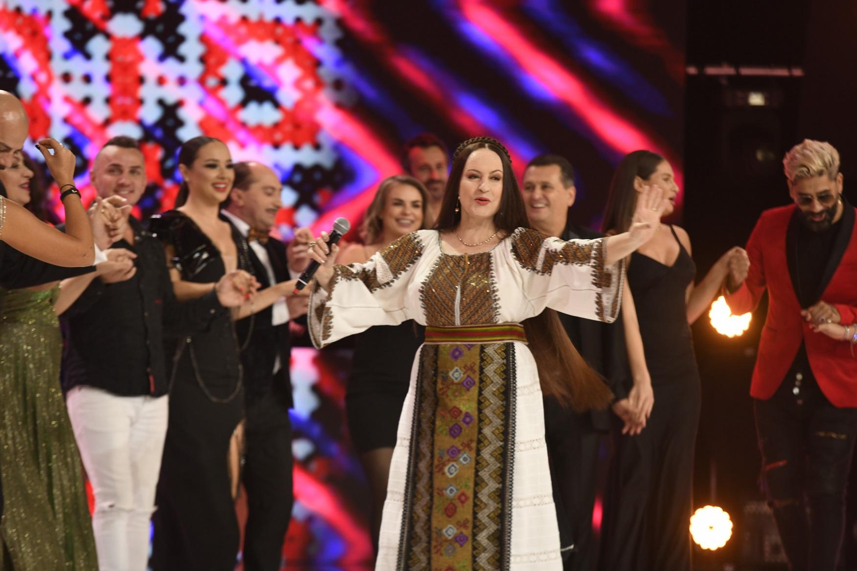 Maria Dragomiroiu cântând la Revelionul Starurilor 2021 de la Antena 1, împreună cu alte vedete