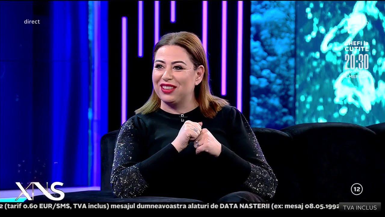 Oana Roman, într-o bluză neagră, la emisiunea Xtra Night Show, de la Antena 1