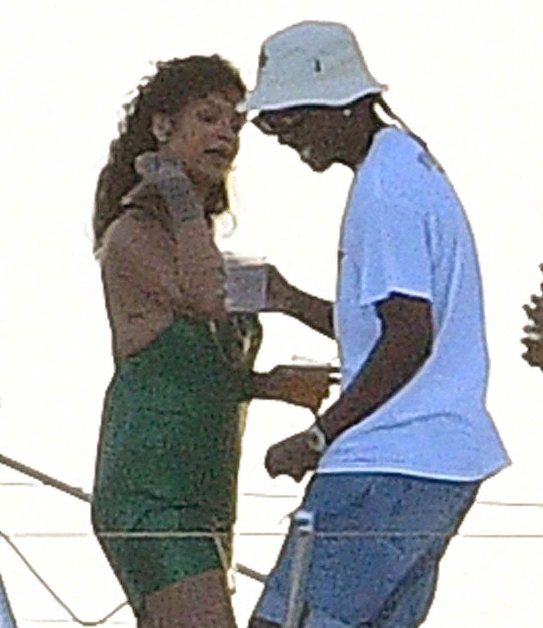 Rihanna și A$AP Rocky, noul iubit al artistei, discută la bordul unui catamaran în Barbados