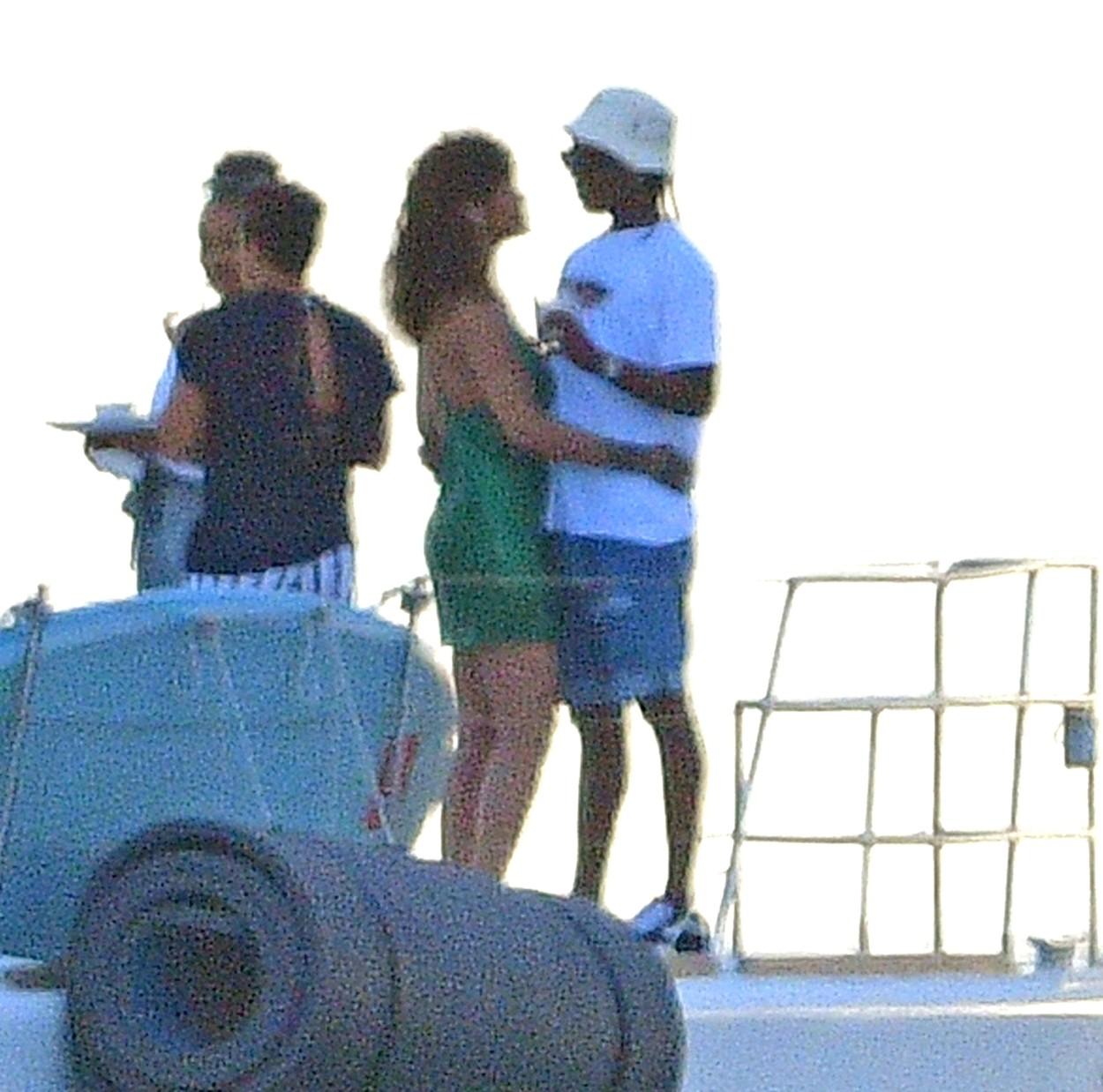 Rihanna, într-o rochie verde, și A$AP Rocky, noul ei iubit, surprinși în ipostaza tandre la bordul unui catamaran