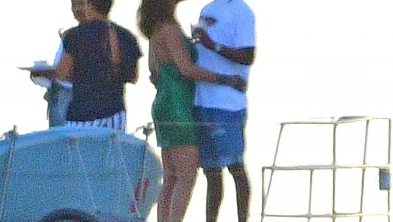 Rihanna, într-o rochie verde, și A$AP Rocky, noul ei iubit, surprinși în ipostaza tandre la bordul unui catamaran