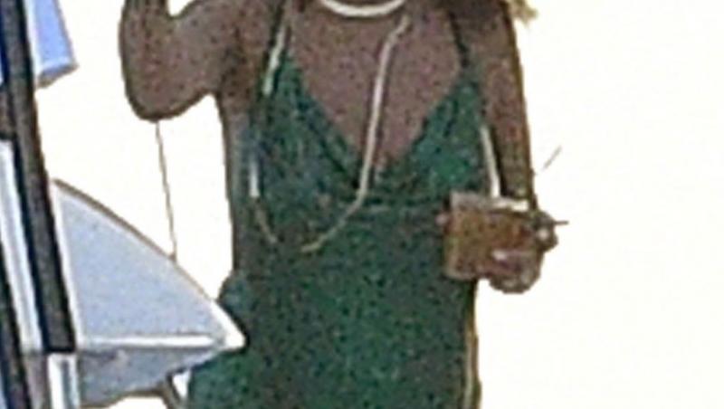 Îmbrăcată într-o ținută sumară, de culoare verde, Rihanna a fost surprinsă în timpul unei discuții la bordul unei ambarcațiuni de lux.