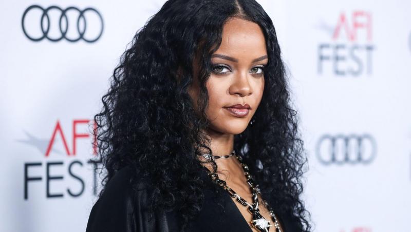 Rihanna, pictorial incendiar în ton cu sărbătorile