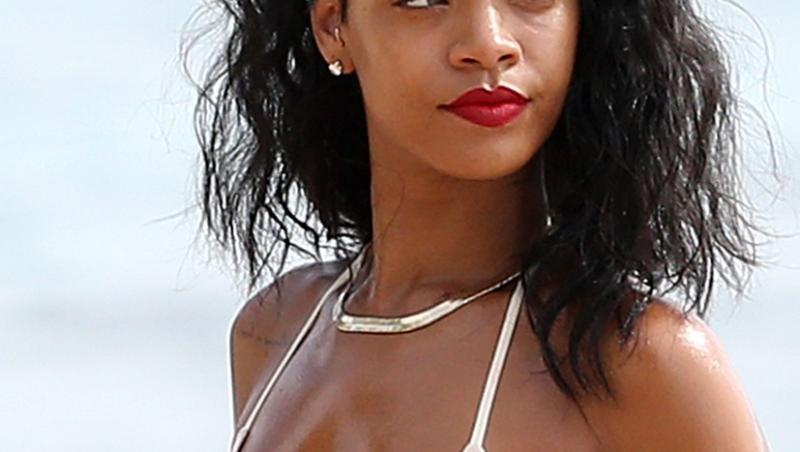 Rihanna poartă un costum de baie care îi lasă la vedere tatuajul de sub sâni