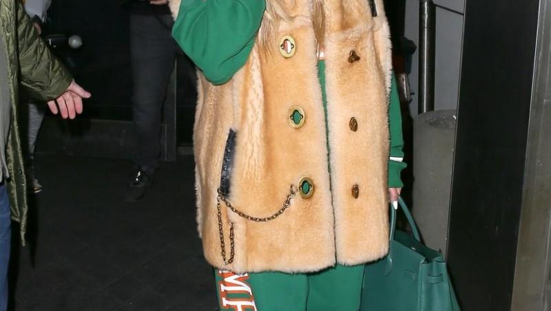Îmbrăcată lejer, într-un costum sport de culoare verde și pantofi sport albi, Jennifer Lopez a dovedit încă o dată că își merită titulatura de divă