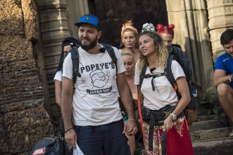 Lora și Ionuț Ghenu, purtând tricouri albe și rucsaci în spate, la Asia Express