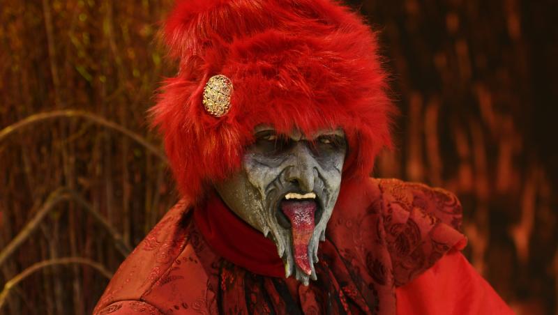 Masca Diavolul, intruchipat de Cornel Ilie, pe scena Revelionului Starurilor 2021 cu Dan Negru