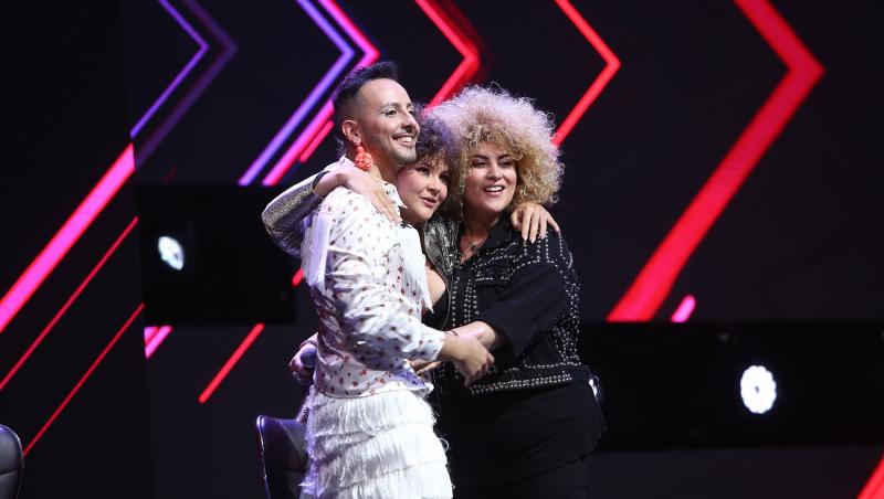 Alina Dincă, Kalon Rae și Sonia Mosc, îmbrățișându-se pe scenă