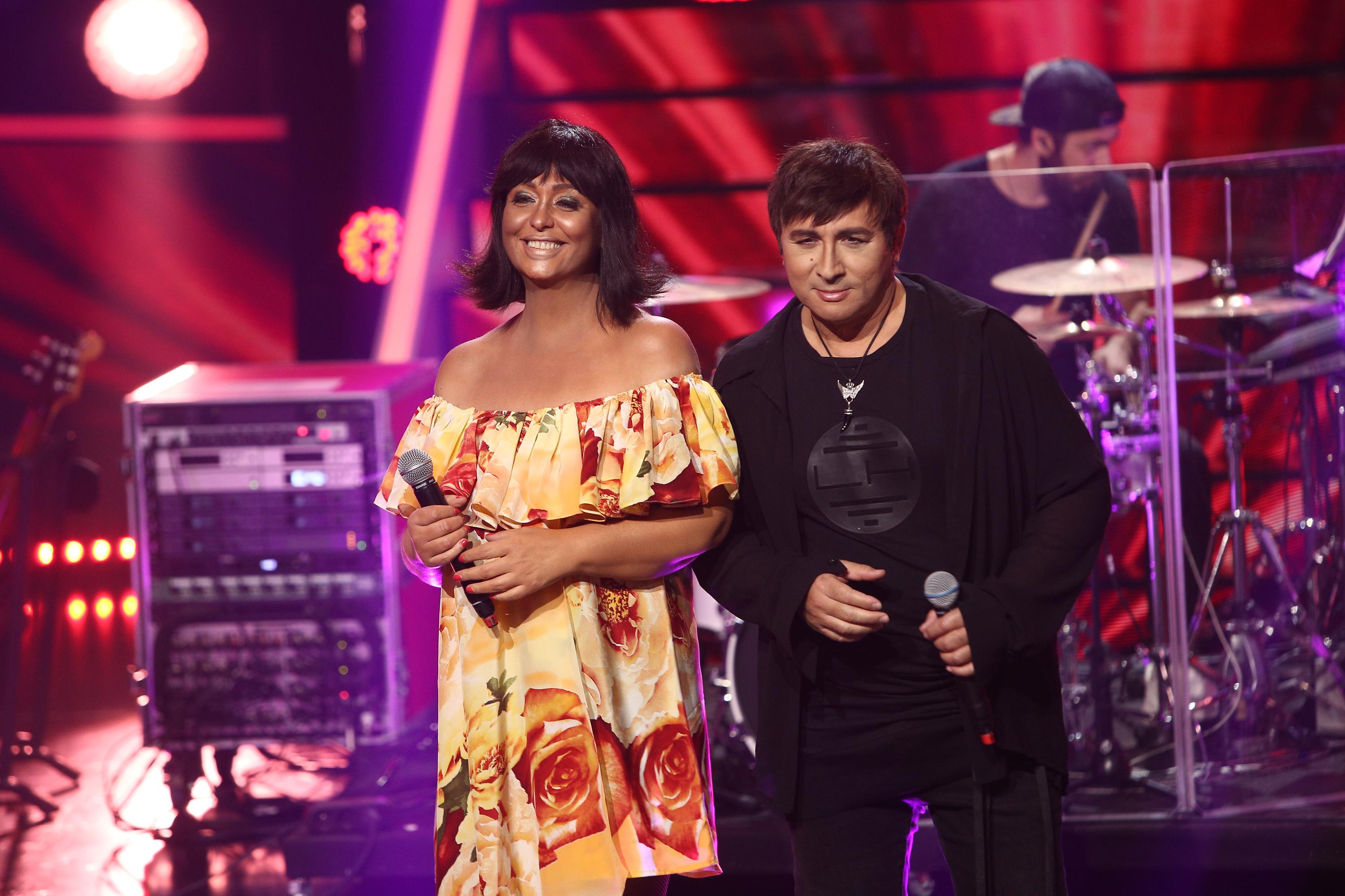 Monica Anghel într-o rochie înflorată și Marcel Pavel într-o țuntă neagră, transformându-se în Enrique Iglesias și Whitney Houston, în gala 13 TCDU