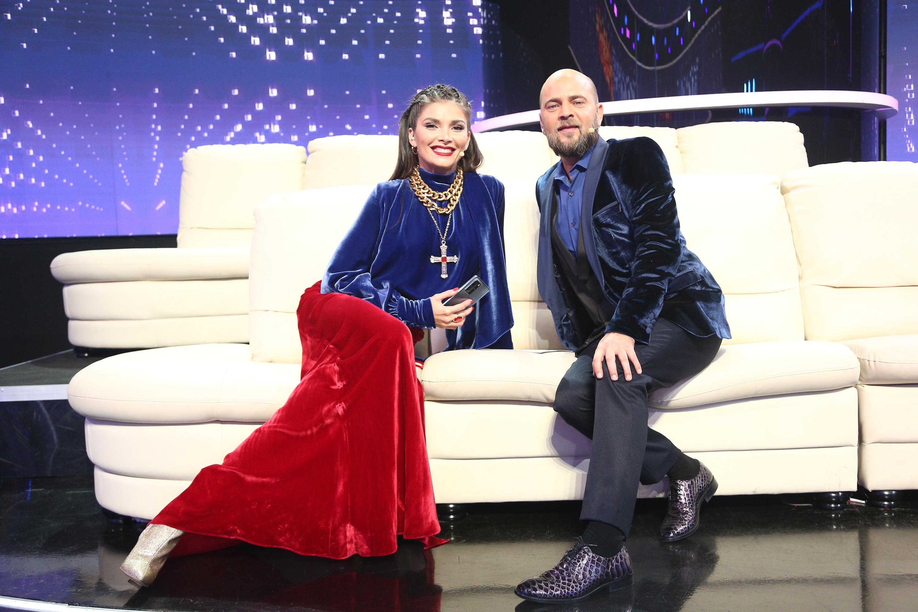 Alina Pușcaș, pe canapaea, alături de Cosmin Seleși, în a 13 gală TCDU, sezon 15