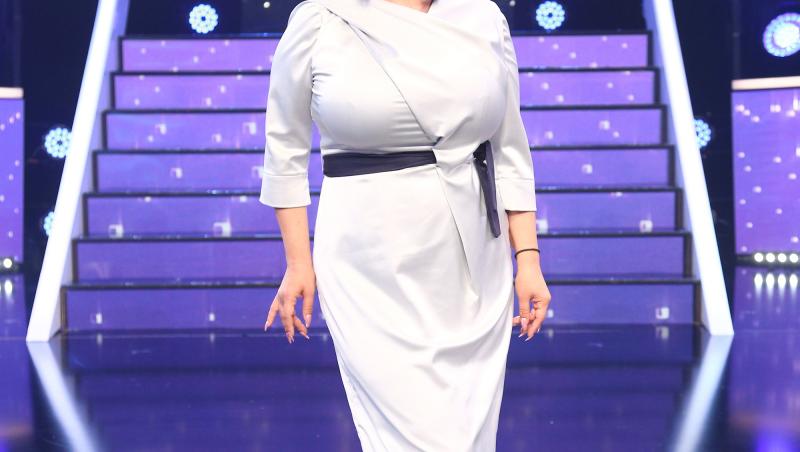 Ozana Barabancea, purtând rochie albă, peste genunchi și o centură în talie, în gala 13 TCDU