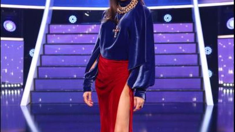 Alina Pușcaș a purtat o fustă roșie, cu crăpătură adâncă și o bluză albastră, de catifea și mâneci bufante în a 13 gală TCDU