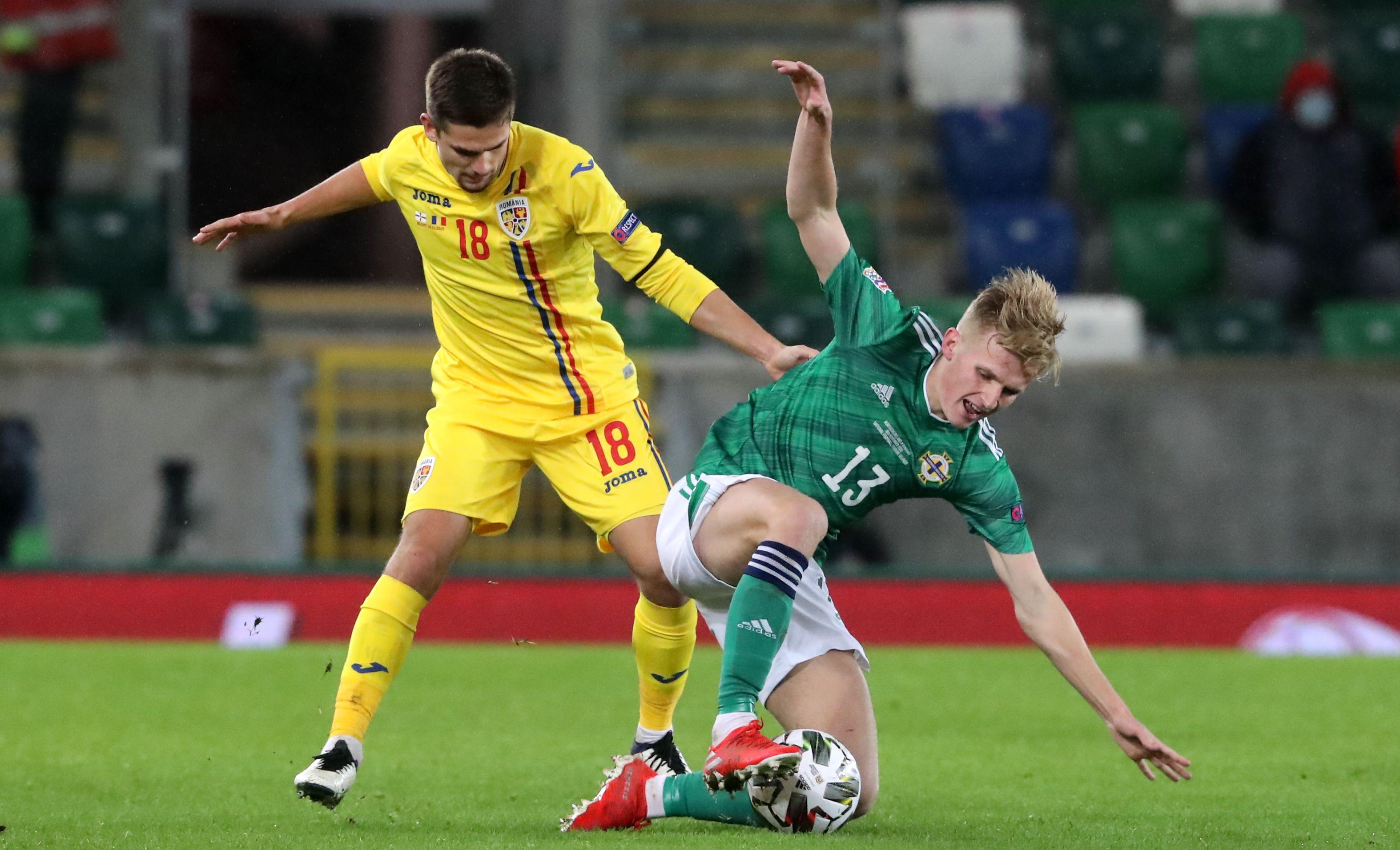 razvan marin si alistair mccann lupta pentru minge la meciul romania irlanda de nord de la grupa e din liga natiunilor