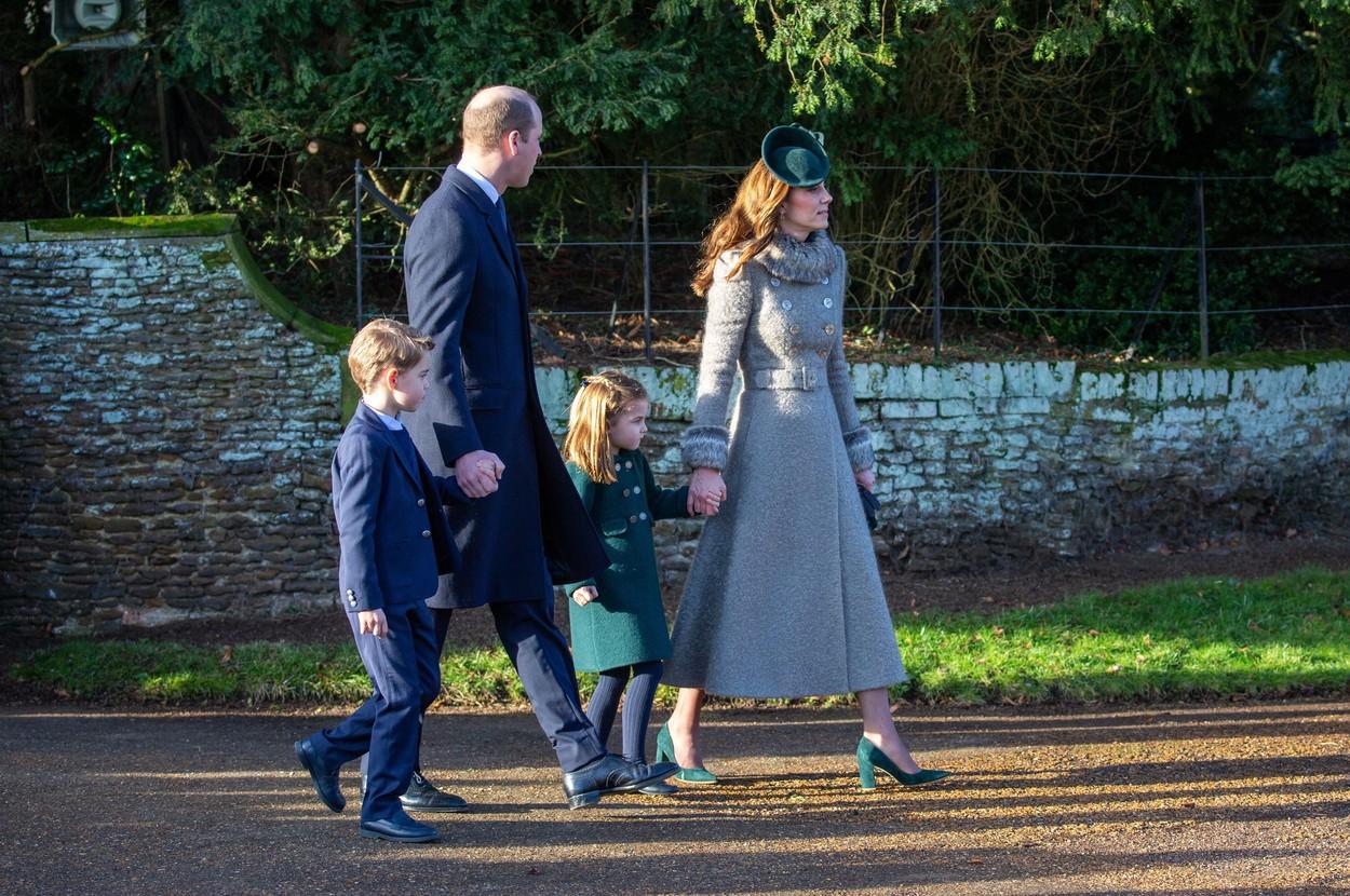 ducele și ducesa de cambridge impreuna cu doi dintre copiii lor