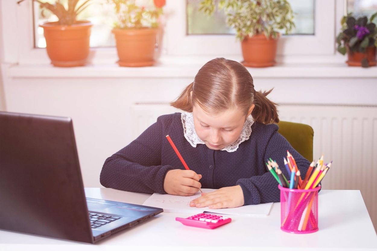 Hotăr&acirc;re CNSU. Elevii continuă să &icirc;nvețe de acasă! Școala online se prelungește p&acirc;nă la vacanța de iarnă