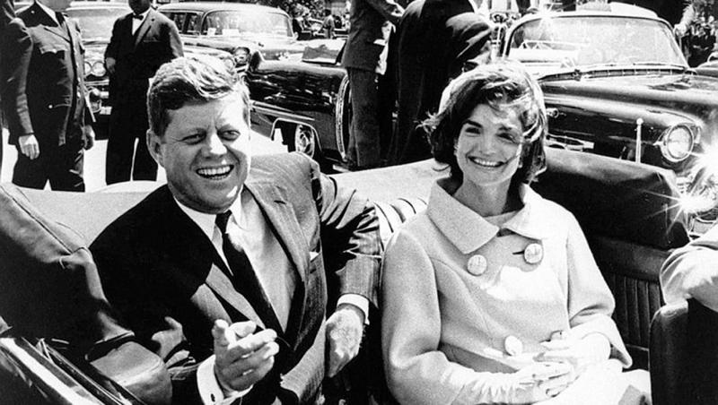 Președintele american John F. Kennedy, alături de soția sa Jacqueline Kennedy