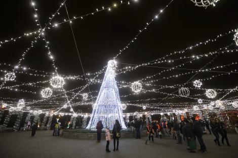 S-au aprins luminiţele de sărbători în București. Cum arată instalațiile de Crăciun puse de Primărie