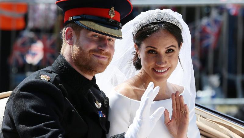 Prințul Harry și Meghan Markle salutând din trăsură persoanele care au venit să îi vadă în ziua nunții