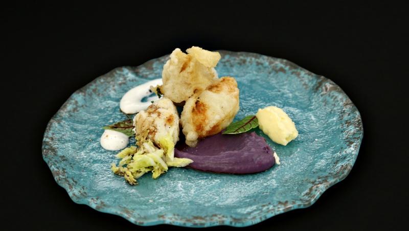 Monkfish în tempura și la cuptor cu varză mov, beurre blanc, cremă în usturoi și varză chinezească în sare - Maria Șandru