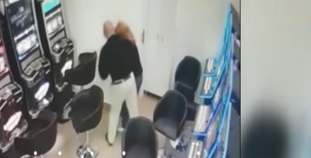 Momentul &icirc;n care o angajată a unei săli de jocuri e bătută și obligată să-i predea &icirc;ncasările agresorului. Bărbatul pierduse &icirc;nainte o sumă importantă&nbsp;