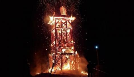 A dat foc clopotniței ce aparținea unei bisericii vechi de peste 200 de ani. Aceasta a ars în totalitate, prejudiciul fiind enorm