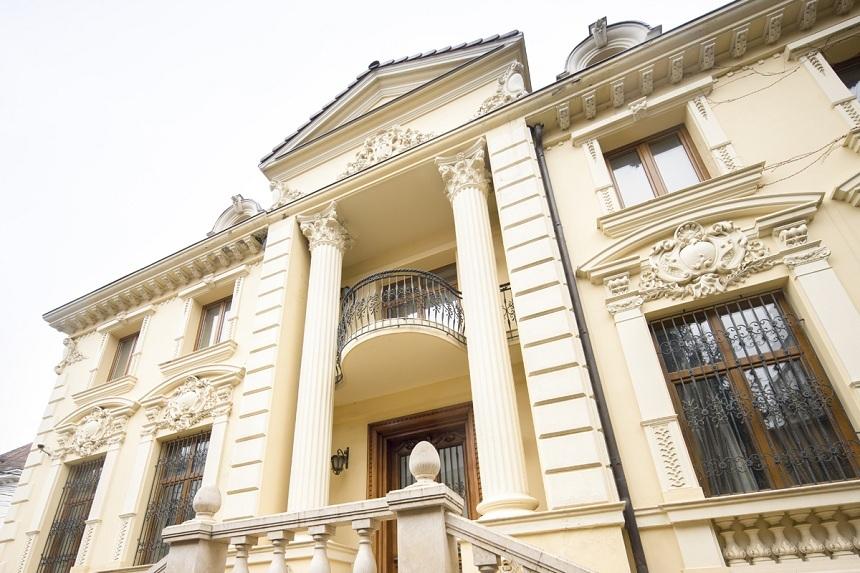 Vila cu candelabru de l&acirc;ngă Piaţa Victoriei, de v&acirc;nzare de la două milioane de euro