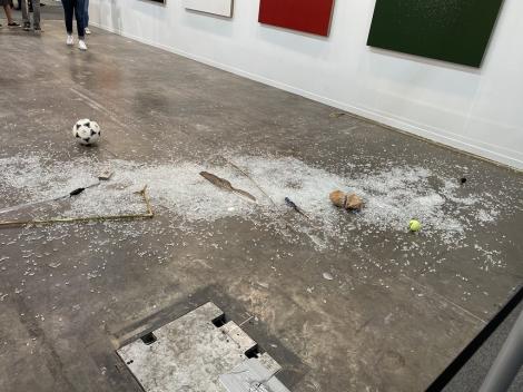 Un critic de artă a distrus din greşeală o lucrare în valoare de 20.000 de dolari expusă la un târg din Mexic
