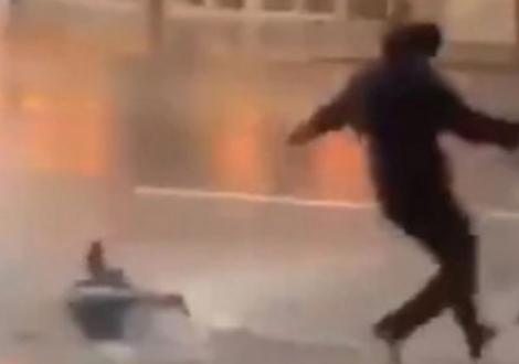Un copil a fost smuls de lângă părinții lui de furtuna Ciara și a ajuns pe șosea! Momentul terifiant a fost filmat! VIDEO